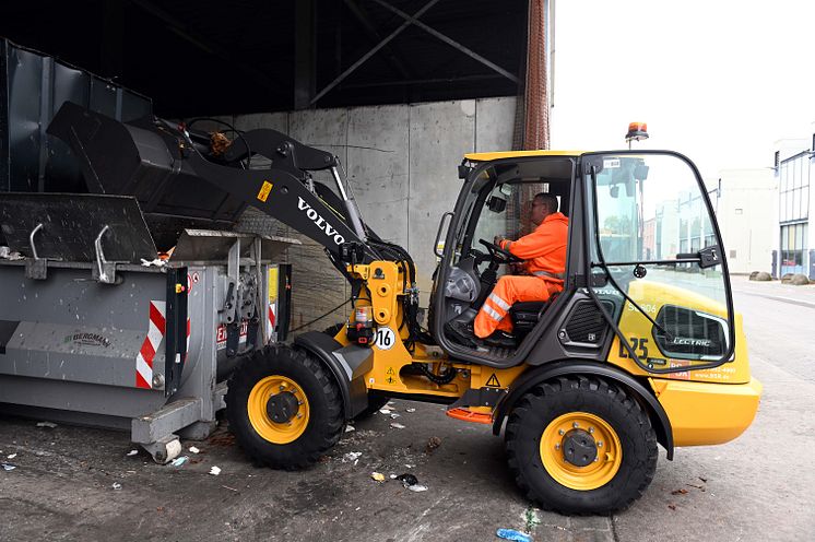 Volvo L25 Electric packar avfall