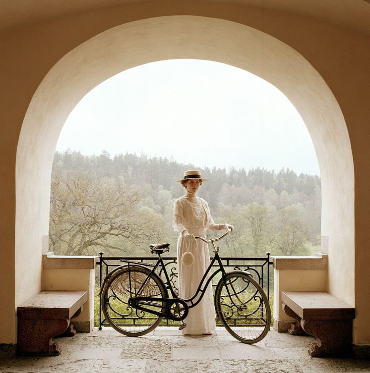 Tyresö-slott,-statister-i-tidsenlig-klädsel,-cykel.-foto-Peter-Segemark