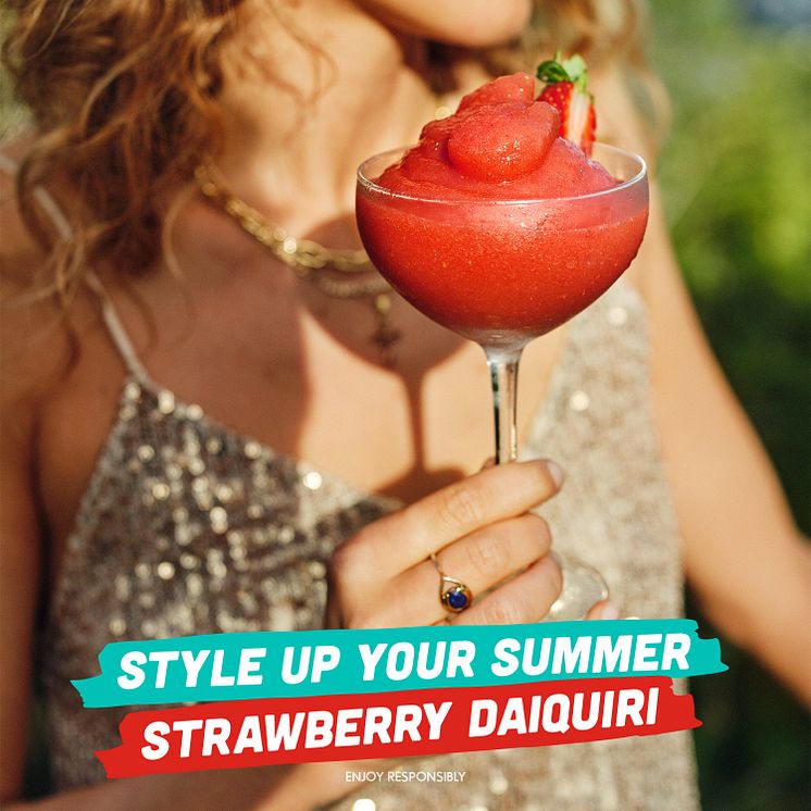 OriginalSizeJPEG-US Malibu Outdoor hangout Strawberry Daiquiri Lifestyle 1x1