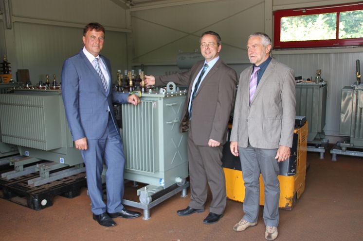 Foto: vl.: Martin Hanner, Regionalleiter für Niederbayern und die Oberpfalz, Jürgen Heininger, Netzbauleiter am Netzcenter Regen und Walter Pirchtner, Leiter der Netzdienste Niederbayern (Bayernwerk).