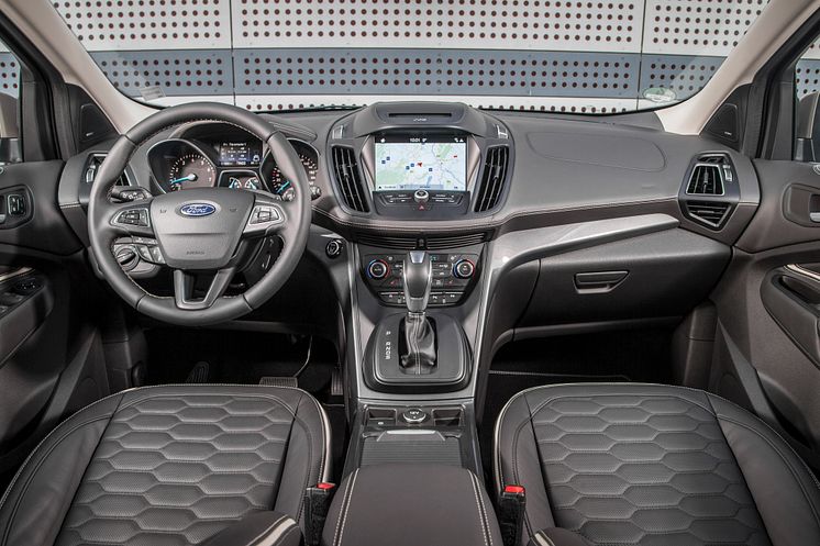 2016Kuga_Vignale_Milano_Grigio_038