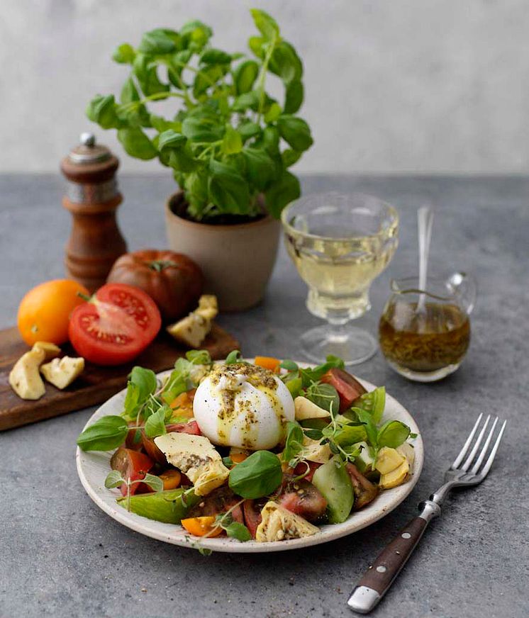 Burrata-med-pesto-och-tomatsallad