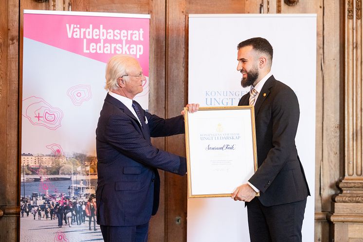 Samrand Faik mottar Kompassrosen vid Diplom- och stipendieceremonin 2024