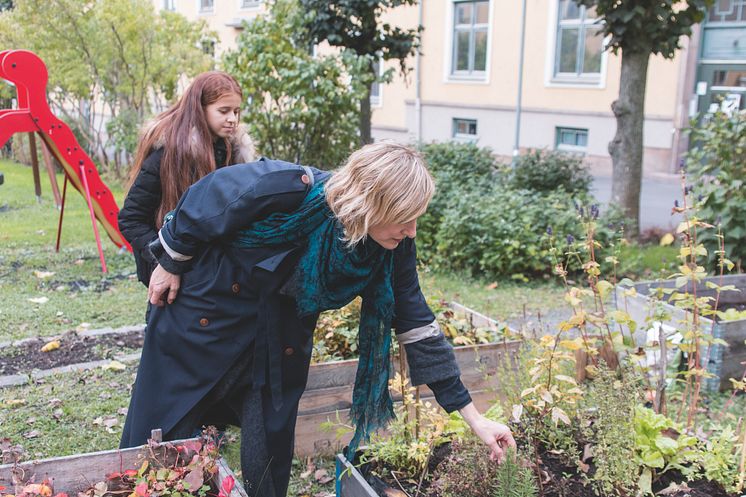 Tidligere byråd for eldre, helse og sosiale tjenester, Inga Marte Thorkildsen, får omvisning i Store Sandaker gård