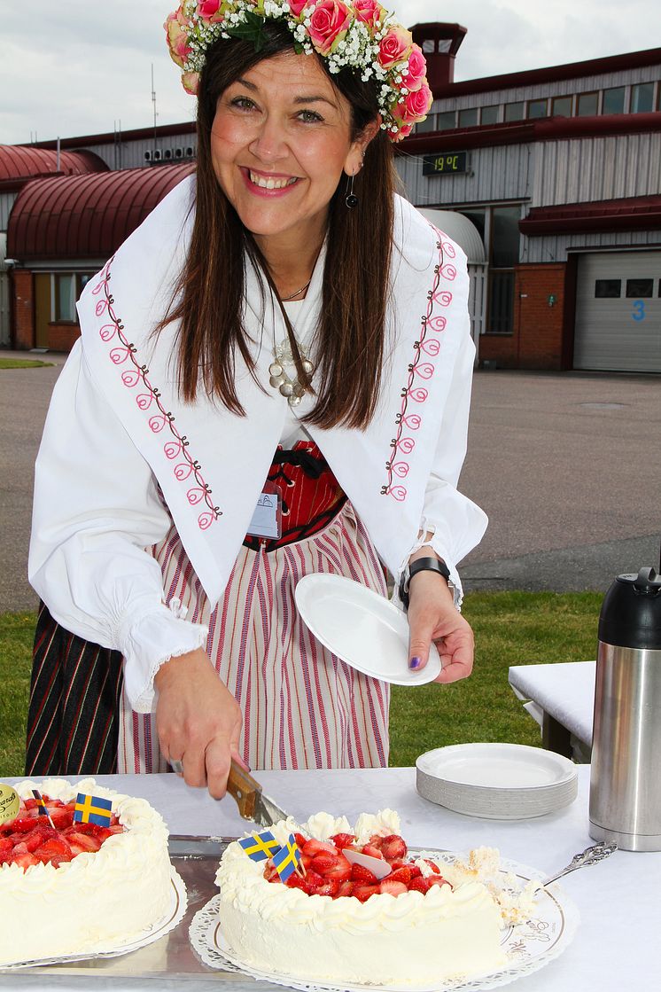 Kaffe, tårta och levande musik vud charterpremiären