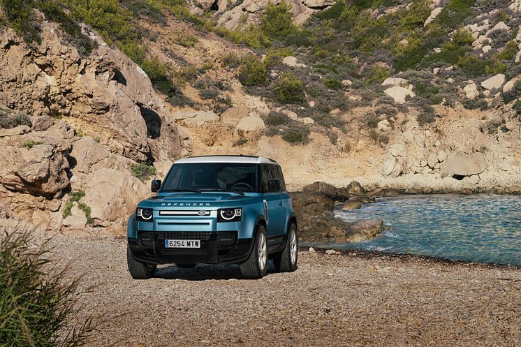 JLR Defender Ibiza 90 Front 34.jpg