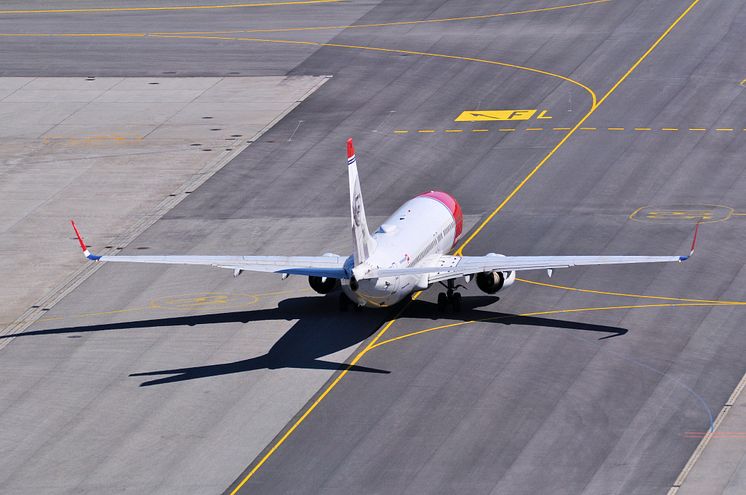 Norwegians flygplan LN-NOC på startbanan