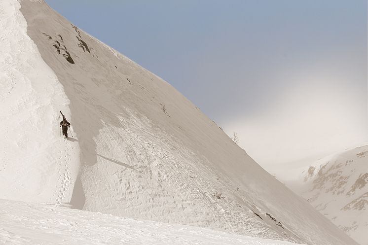 The Balvenie DoubleWood Skis - Gåendes på kam på håll.jpg