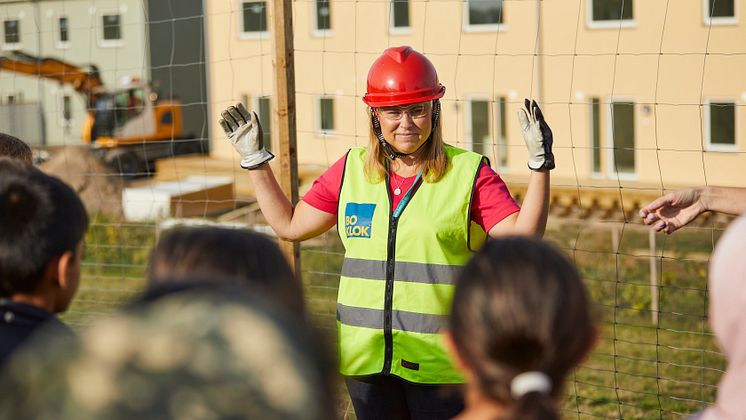 Sofi Eriksson från BoKlok berättar för barn från Rosengårdsskolan om projektet BoKlok Botildenborg, Västra Kattarp, Malmö. 