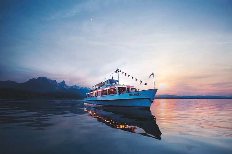 Die MS Stockhorn bei Sonnenuntergang auf dem Thunersee im Berner Oberland.  Copyright: BLS Schifffahrt