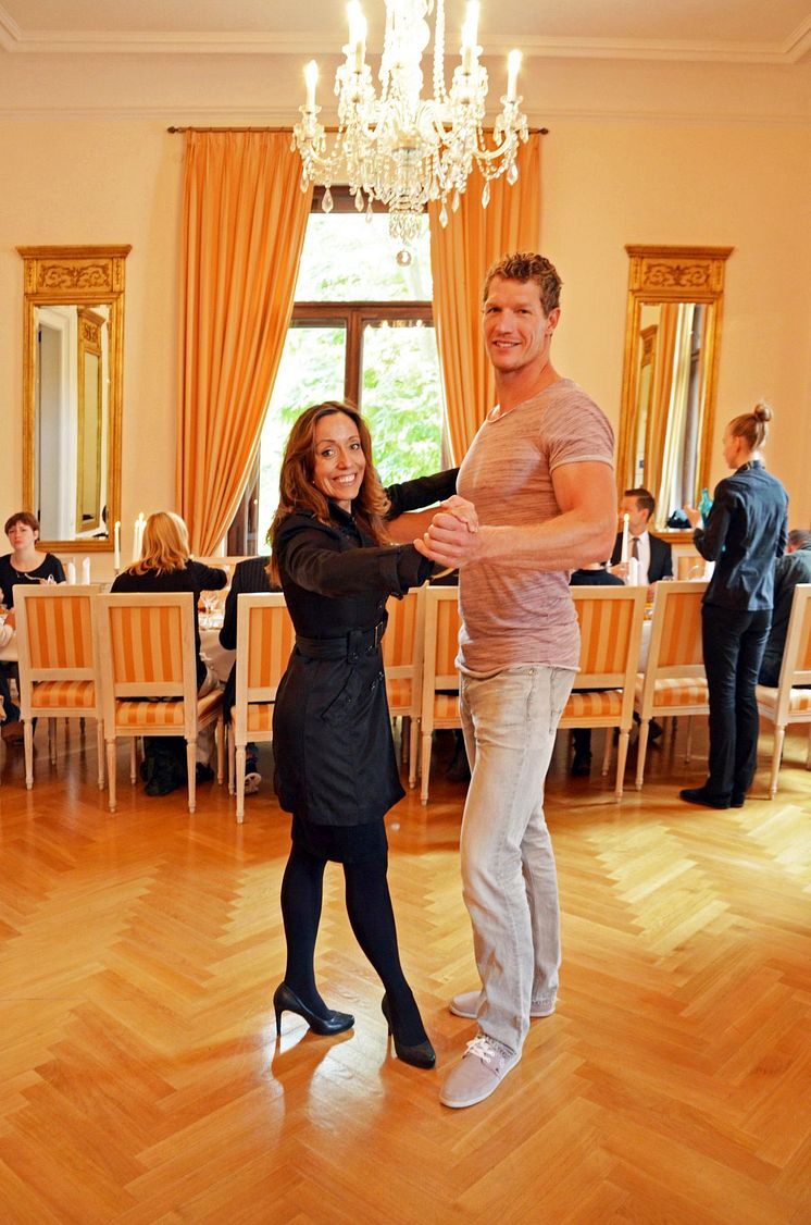 Choreografin Corina Ries und Kanute Stefan Holtz üben Samba-Schritte
