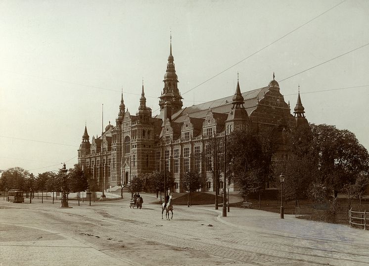 Nordiska museet med ryttare och hästvagn 