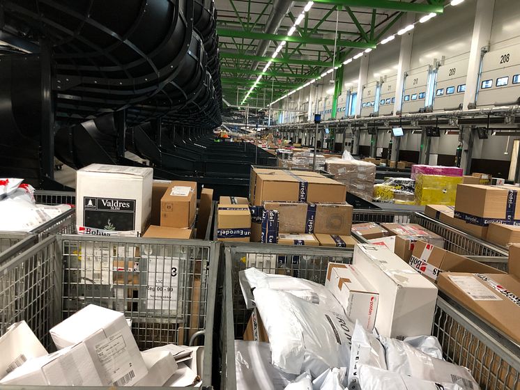 På Posten og Brings Logistikksenter Oslo sorteres rundt 200.000 pakker daglig.