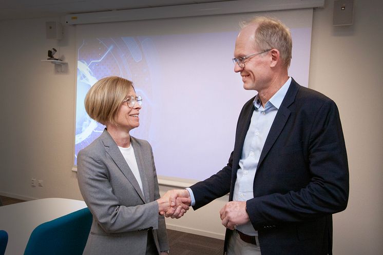 Birgitta Bergvall-Kåreborn, rektor vid Luleå tekniska universitet och Magnus Frodigh, Vice-President and Head of Ericsson Research