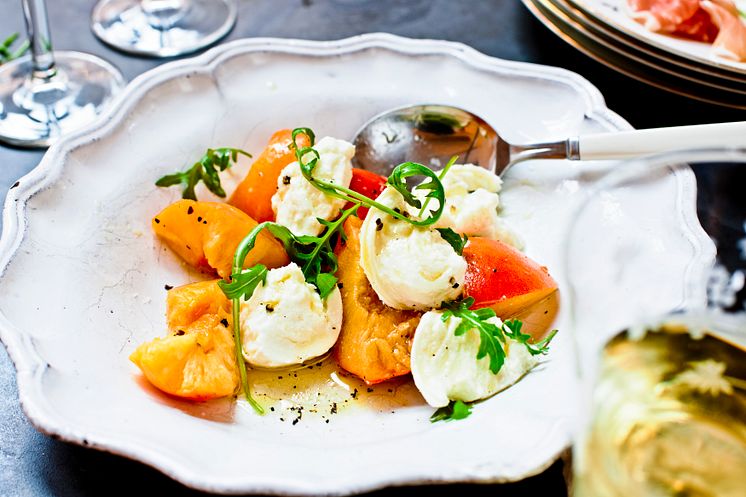 Burrata med nektariner och rucola, recept från Zeta