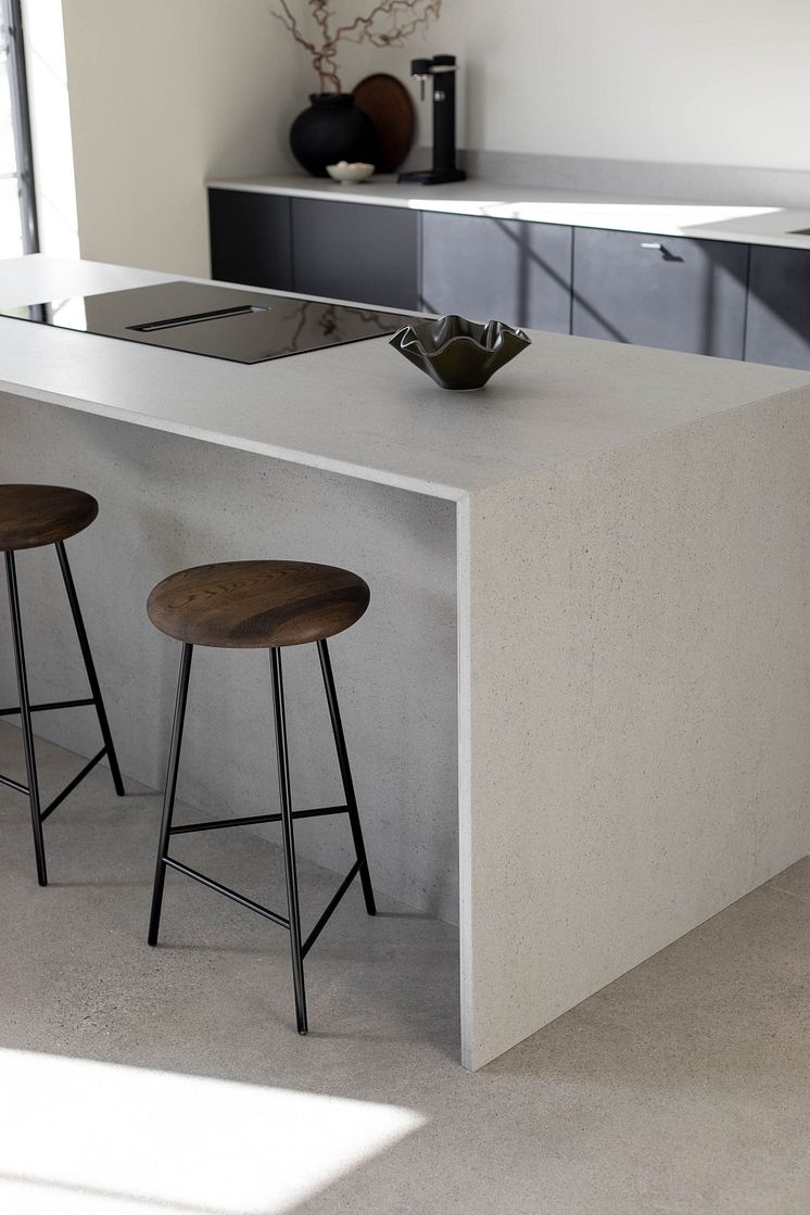 elon-bogarden-with-dekton-strato (1)