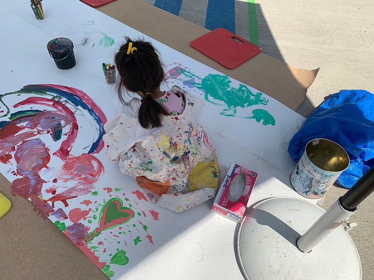 Både små barn och lite större passade på att måla i parken tillsammans med MKC, Mångkulturells centrum