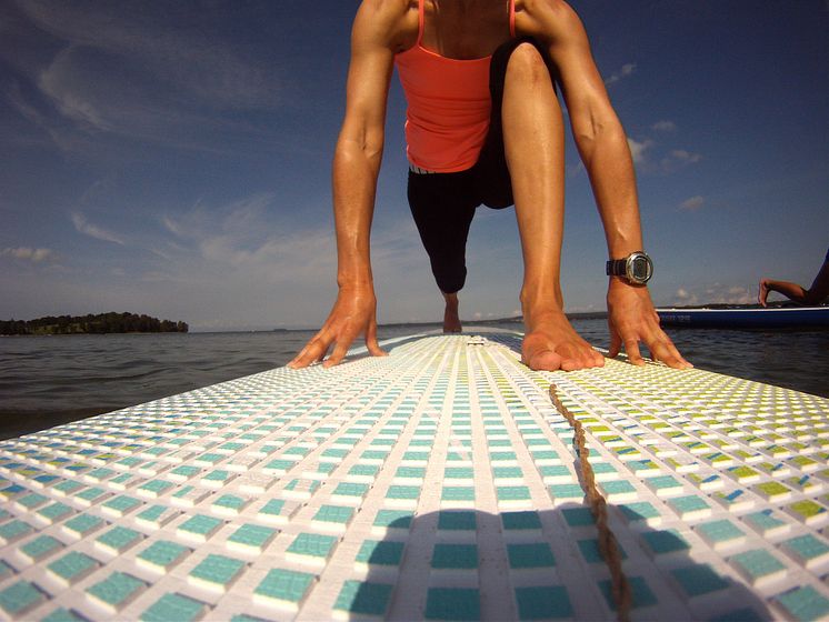 Carola Donato samlar oss för SUP-yoga i Motala