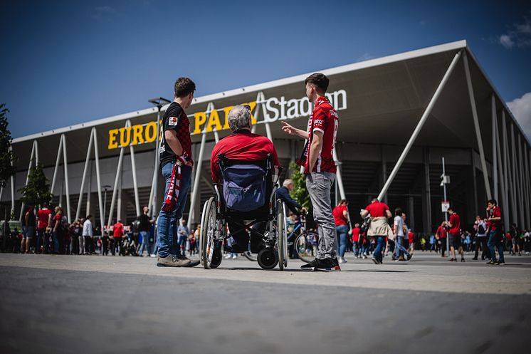 Bundesliga-Reiseführer-App / Fans_am_Stadion