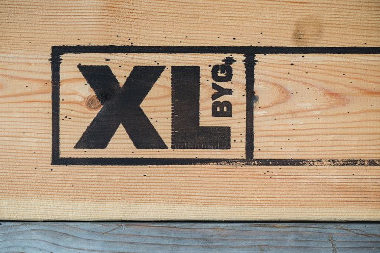 XL-BYG logo på træplanke