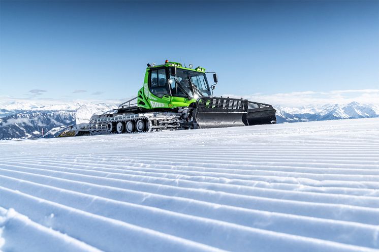 E-Pistenbully auf der Piste in Laax, Graubünden