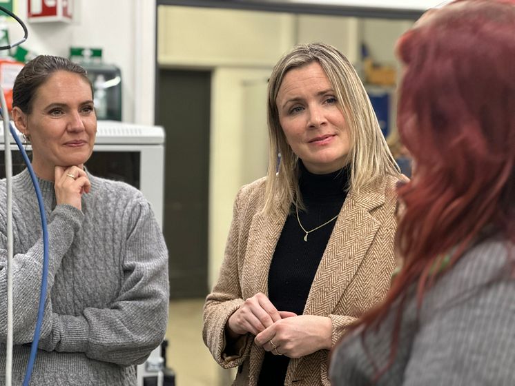 byråd for utdanning Julie Remen Midtgarden, samferdselsbyråd Marit Vea (V) og Sporveiens lærling Solveig Hansen.