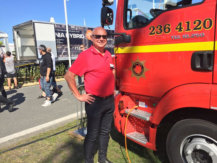 Peter Winbo bredvid brandbilen från MAN. Snart rullar den upp till nacka för tjänstgöring i Södertörns brandförsvarsförbund.