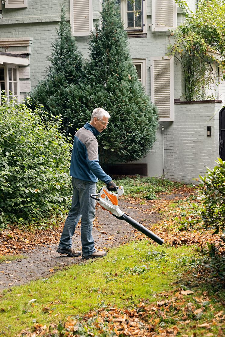 STIHL SHA 56 både blåser og suger opp løv.