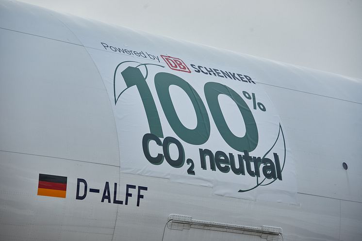 Lufthansa Cargo und DB Schenker starten die ersten CO2-neutralen Frachtflüge