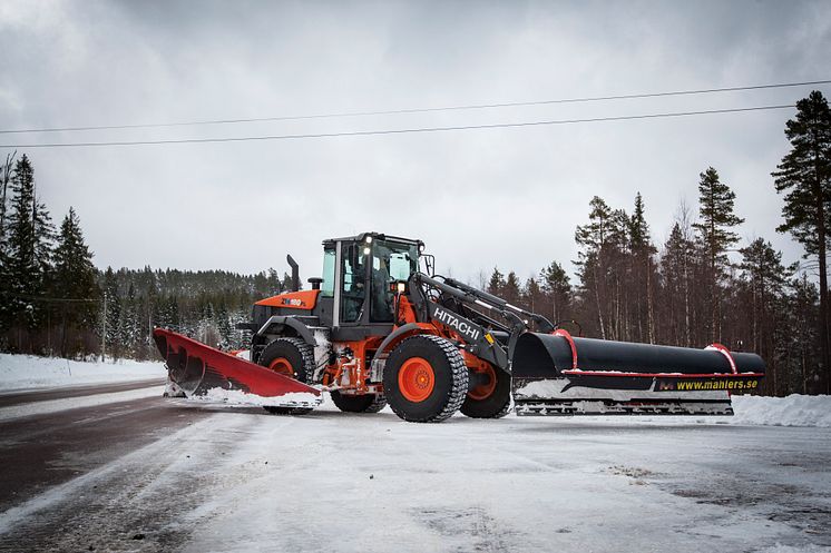 Hitachi ZW180PL med plogvinge och bakbett