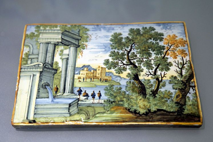 Ausstellung "DELFT PORCELAIN. Europäische Fayencen" - Drei Bildplatten (Castelli, 1. Hälfte 18. Jh)