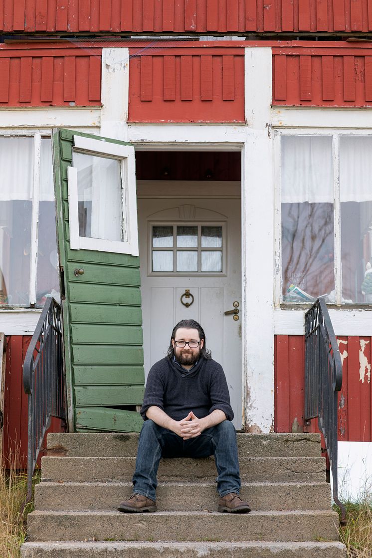 Michael Duke utanför huset i Bjurfors