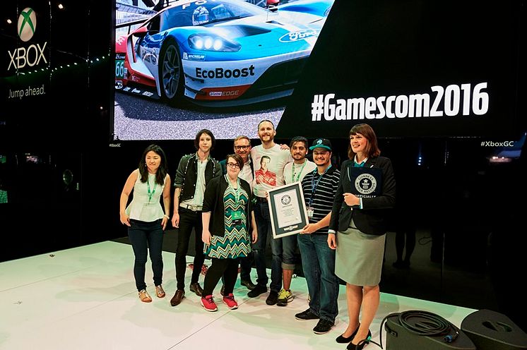 Új csúcs a GUINNESS WORLD RECORDS™ történetében: a játékosok 48 órán át versenyeztek a Forza Motorsport 6 videojáték Le Mans-i pályáján!