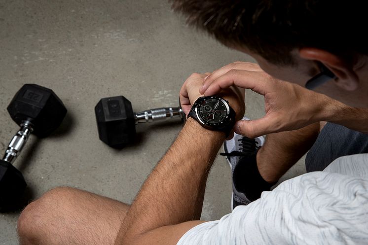 TicWatch Pro Elegant Black at the Gym