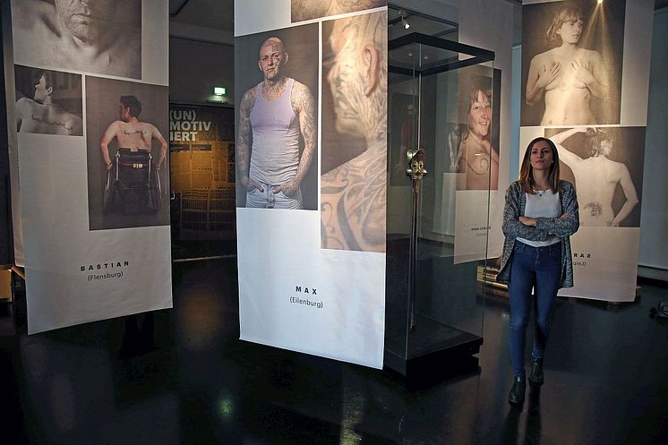 Blick in die Ausstellung "Tattoo & Piercing" im GRASSI Museum für Völkerkunde zu Leipzig