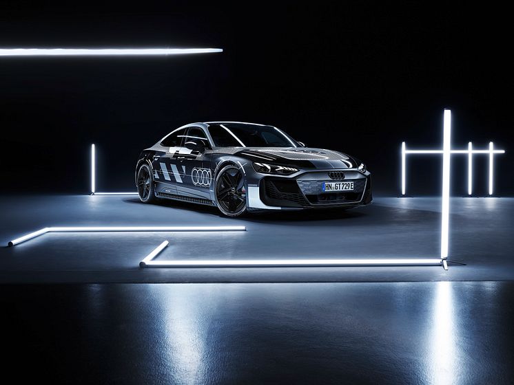 Audi e-tron GT prototype med black camouflage