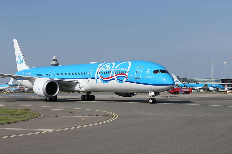 Boeing 787_10 with 100 logo