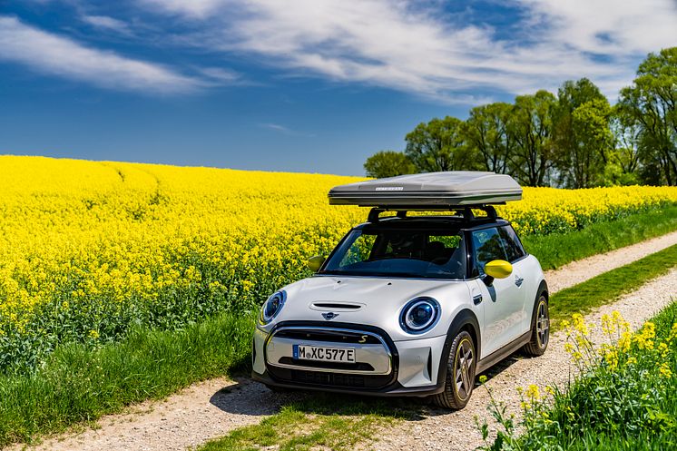 Hemestra i naturen med MINI: elektrifierade campingbilar med taktält