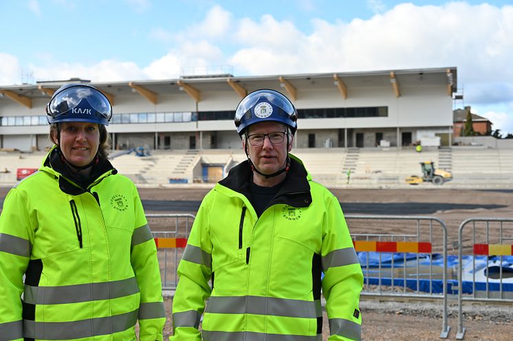 Projektledare Cecilia Wahlskog och Anders Emilsson framför västra läktaren på Rimnersvallen