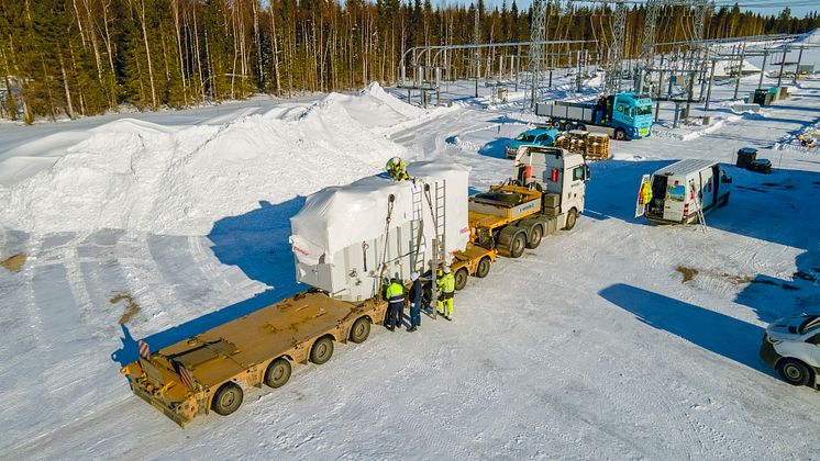 Luleå Energi Transformatorrna anländer på lastbil