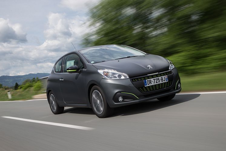 Premiär för Peugeot 208 klädd i ”haute couture” lack 