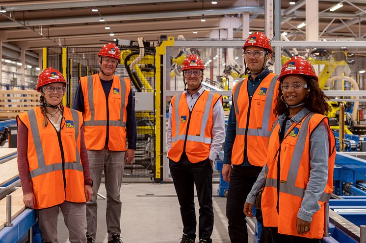 Sara Brantvall - BoKlok, professor Daniel Hall - ETH, Jerker Lessing - BoKlok, professor Alexander Hollberg - Chalmers, Firehiwot Kedir - ETH, under ett besök i Bokloks fabrik i Gullringen, Småland