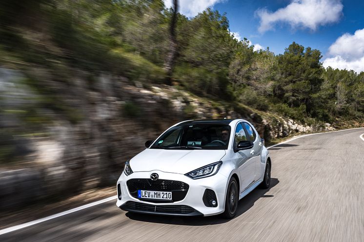 2024_mazda2-hybrid_spain_act-12_highres