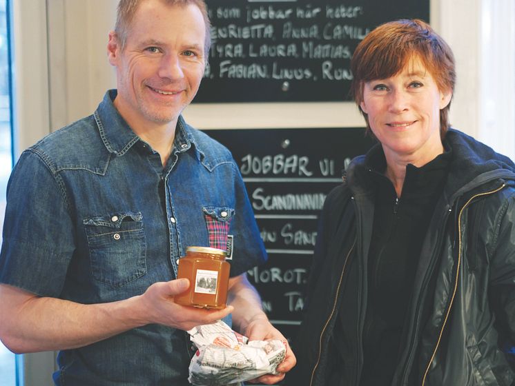 Chef Rune Kalf Hansen with beekeeper Maria Sundin.
