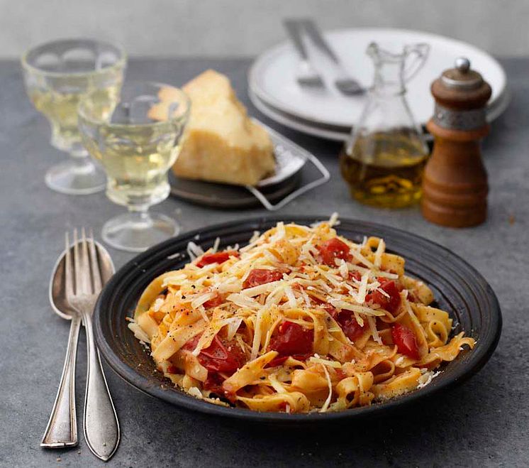 Tagliatelle-med-het-tomatsas