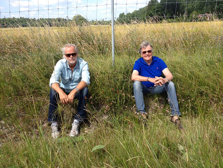 Jag och Sven Erik vi sitter i vägkanten i Köping och väntar på bärging. Punktering på bilen 2014