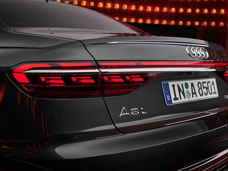 Audi A8 L med OLED-baglygter