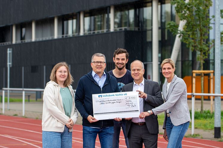 Universität Vechta übergibt Spende an „Sportler gegen Hunger“