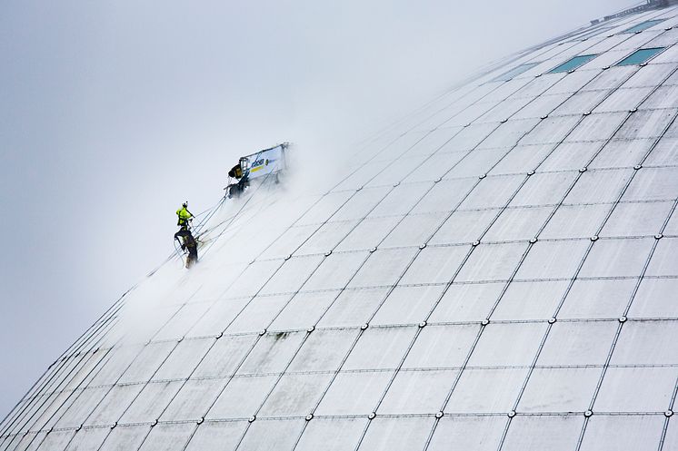 Klätterservice reparbetare rengör Globen