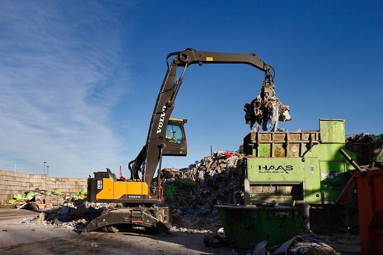 Volvo EW240E Material Handler hos Sortera